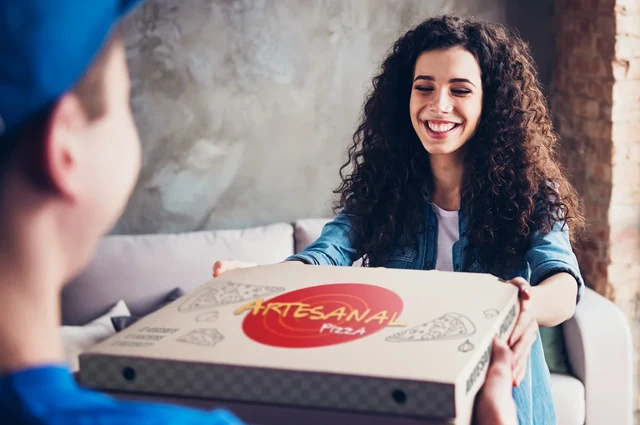 Caixa de pizza com o logo Artesanal Pizza