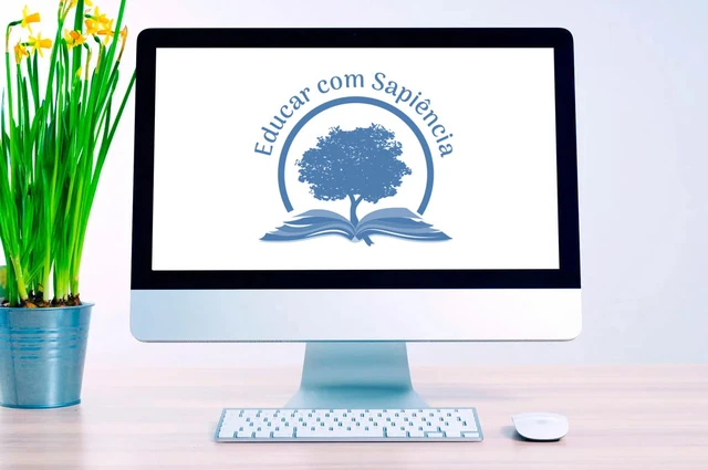 Logotipo do Educar com Sapiência aplicado na tela de um computador